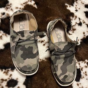Hey dude womens camo size 8